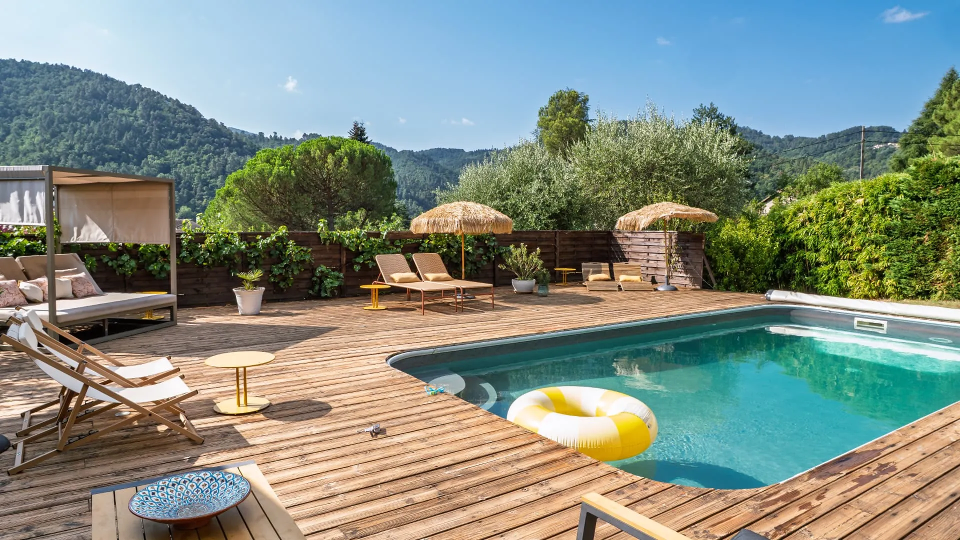 Piscine avec bouée jaune et blanche